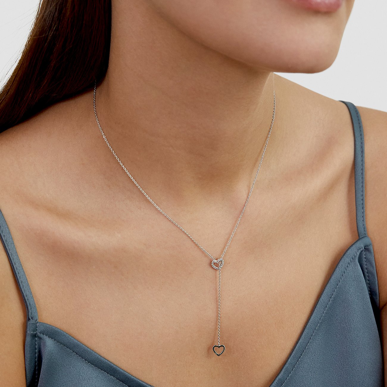 s.Oliver halsband i 925 silver med zirkonia, buret med ett dinglande, öppet hjärthänge.