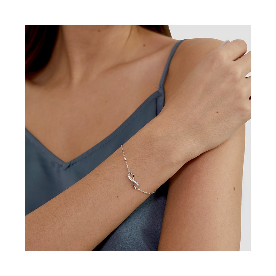 Ein s.Oliver Armband aus 925er Silber mit einem Unendlichkeitszeichen, besetzt mit Zirkonia, getragen am Handgelenk.
