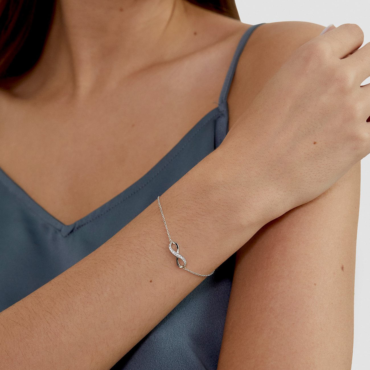Ein s.Oliver Armband aus 925er Silber mit einem Unendlichkeitszeichen, besetzt mit Zirkonia, getragen am Handgelenk.