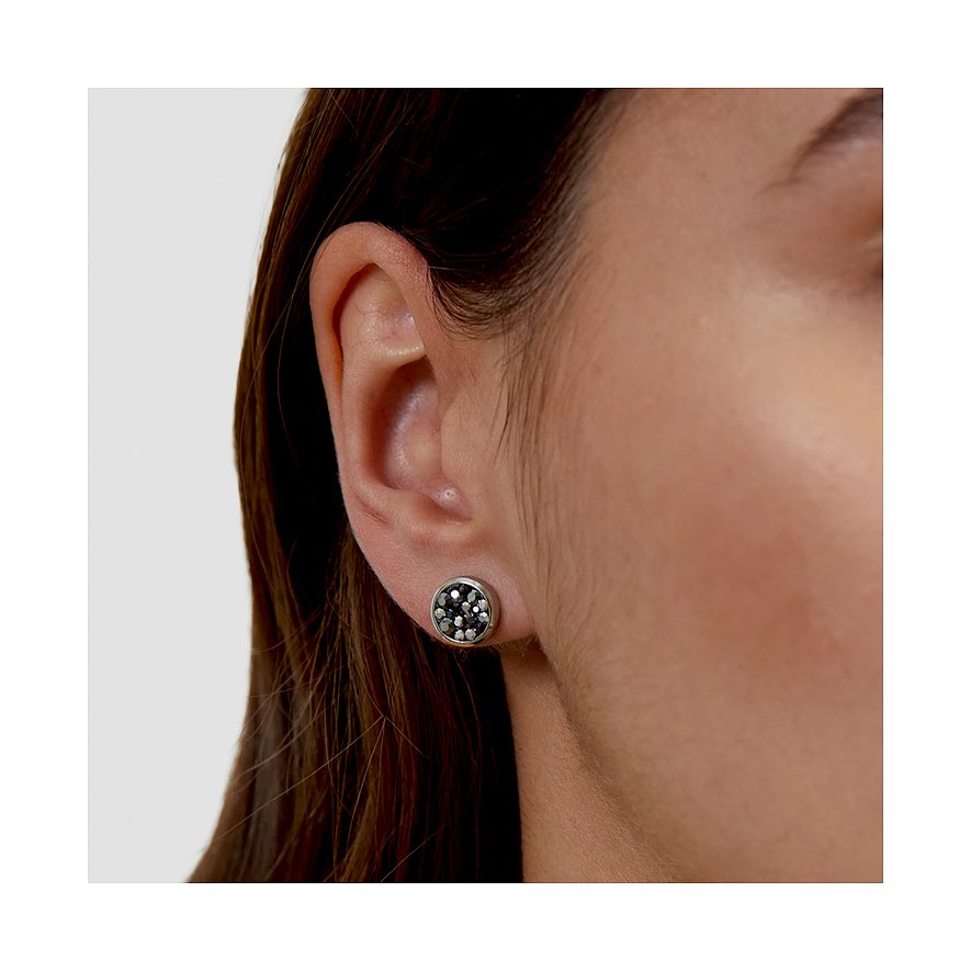 Nahaufnahme eines s.Oliver Ohrrings aus 925er Silber mit runden Swarovski Kristallen am Ohr einer Person.