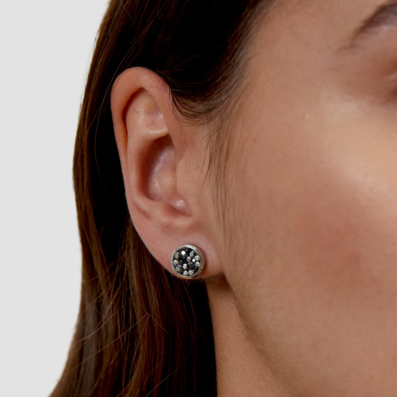 Nahaufnahme eines s.Oliver Ohrrings aus 925er Silber mit runden Swarovski Kristallen am Ohr einer Person.
