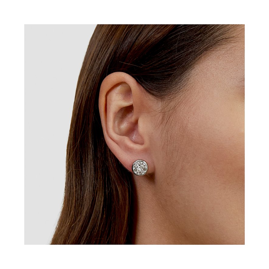 Nahaufnahme eines s.Oliver 925er Silberohrsteckers mit funkelnden Swarovski-Kristallen am Ohr einer Person.