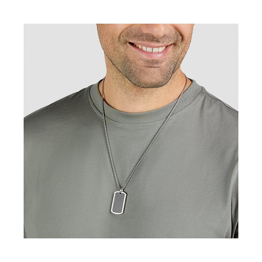 Närbild av en leende man som bär ett s.Oliver halsband i rostfritt stål med dog-tag hänge.