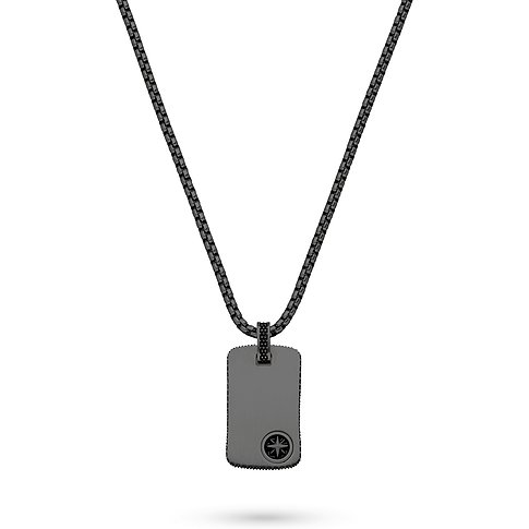s.Oliver Halsschmuck aus anthrazitfarbenem Edelstahl mit Dog Tag Anhänger. Der Anhänger hat einen Kompass
