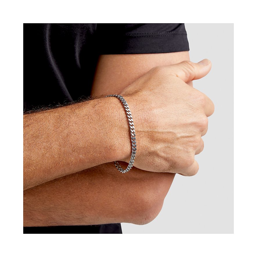 Am Arm des Models ist ein s.Oliver Armband aus glänzendem Edelstahl zu sehen.