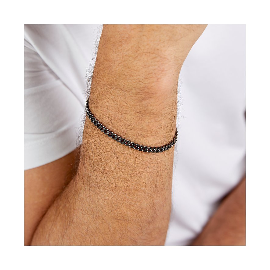 Ein s.Oliver Armband aus dunklem Edelstahl, in der Art einer Panzerkette, getragen an einem Unterarm.