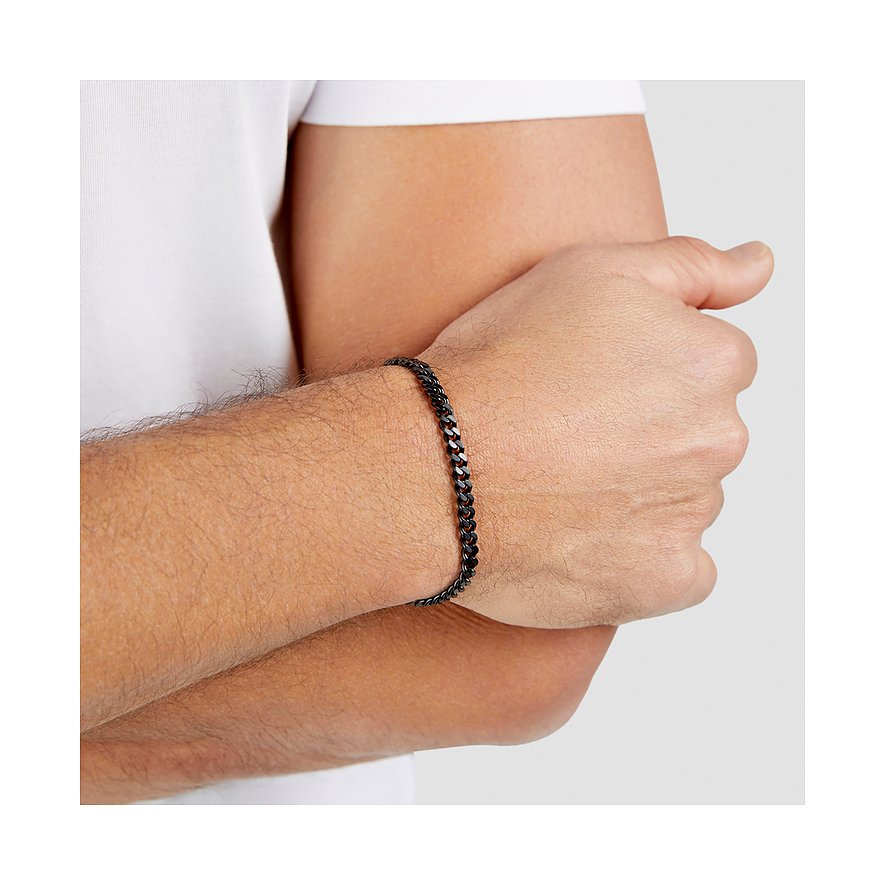 Am Handgelenk eines Mannes getragenes s.Oliver Armband aus schwarzem Edelstahl mit Panzerkette.