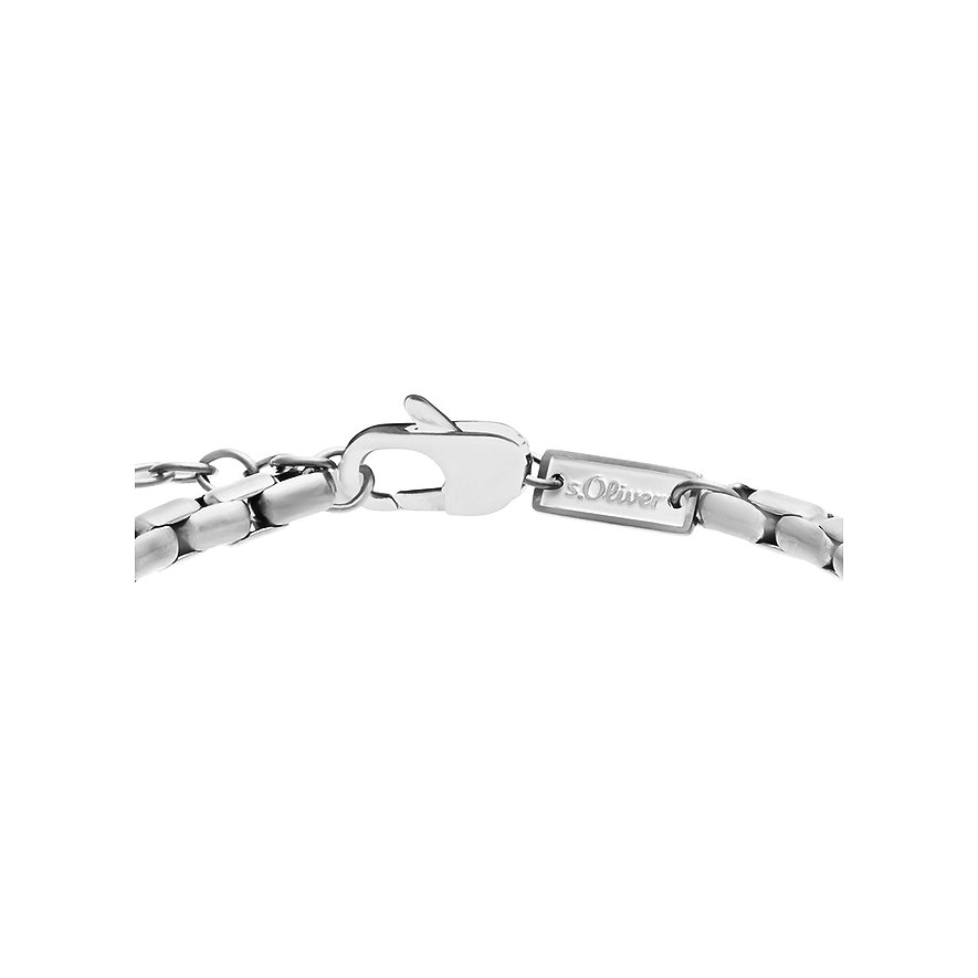 Primo piano della chiusura di un bracciale s.Oliver in acciaio inossidabile che si collega a un bracciale a catena.