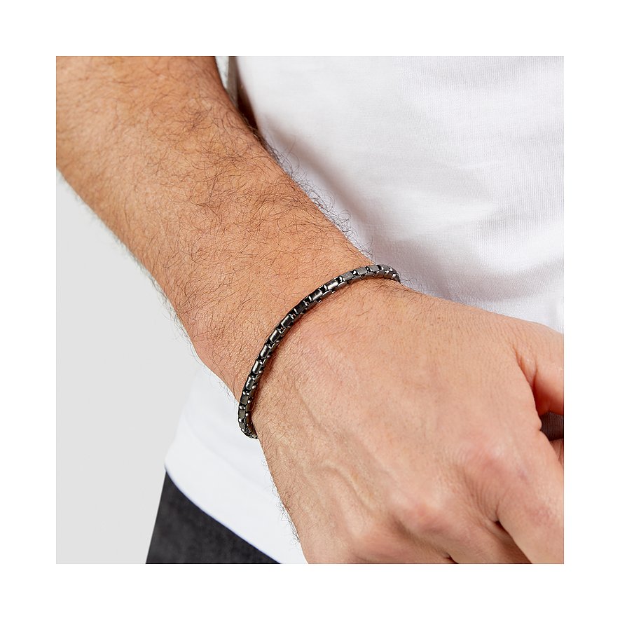 s.Oliver herrarmband i mörkt rostfritt stål, buret på en handled. Kulkedjan har en slät yta.