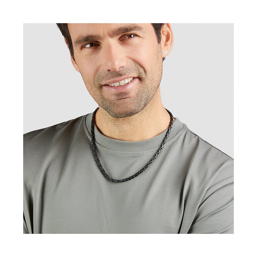 Un homme souriant porte le collier s.Oliver en acier inoxydable noir, design 