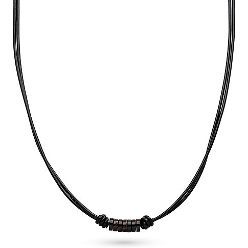s.Oliver Halsschmuck aus schwarzem Leder mit Ringen aus dunklem Edelstahl in der Mitte.