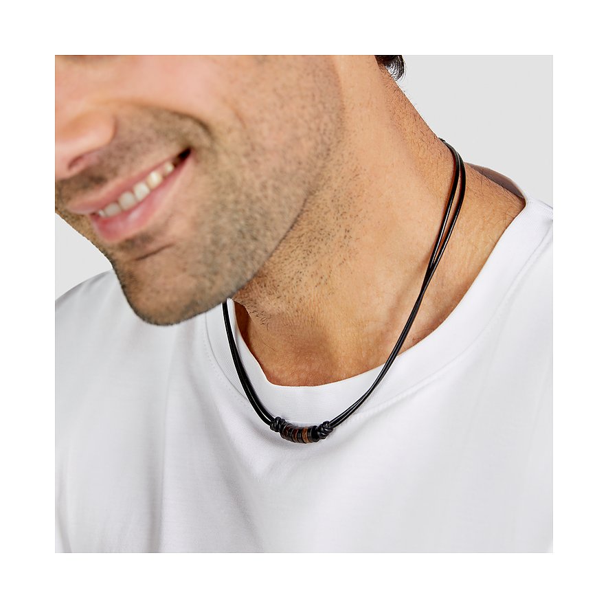 En leende man bär ett s.Oliver halsband i svart läder med ringar i rostfritt stål.