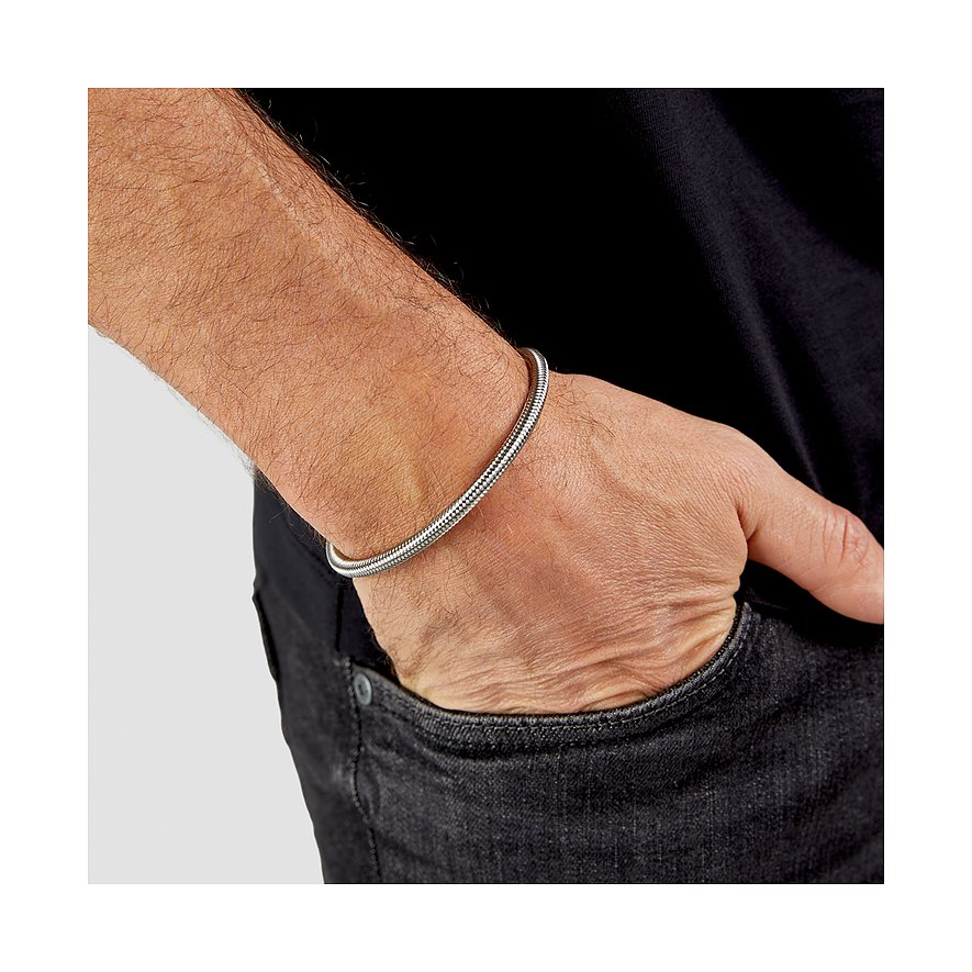 Am Handgelenk eines Mannes ein s.Oliver Armschmuck aus poliertem Edelstahl in Schlangenketten-Optik.