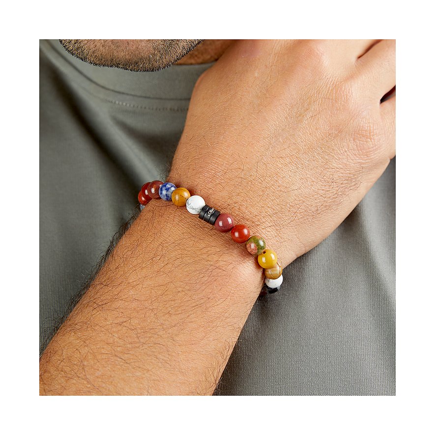 Un bracelet homme s.Oliver à perles de pierre blanches, bleues, jaunes et rouges, porté au poignet d'un homme.