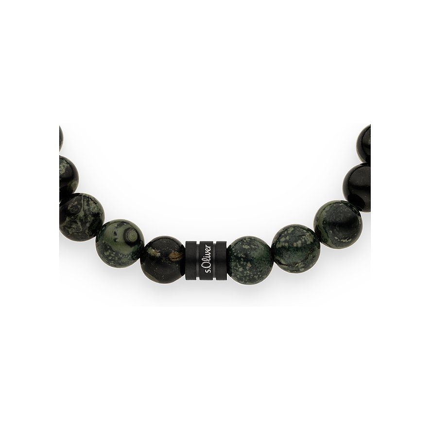 s.Oliver Armschmuck mit gemusterten grünen Steinperlen und einer schwarzen Perle mit dem Markenlogo, Nahaufnahme.