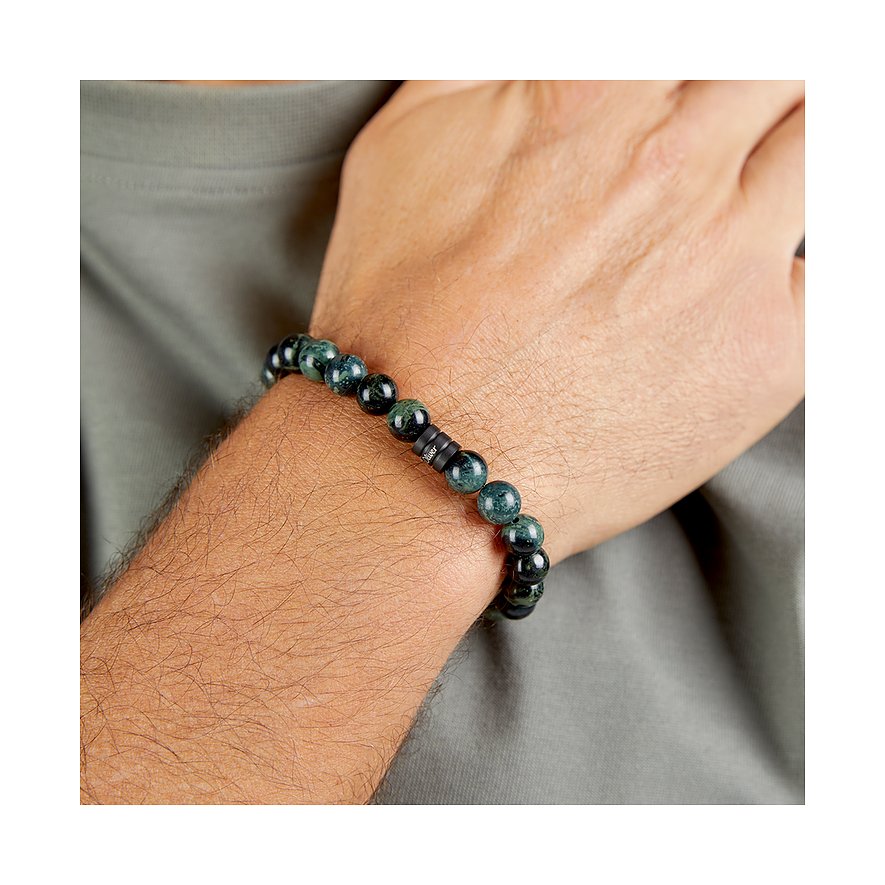 s.Oliver Armschmuck aus dunklen, gemaserten Perlen, akzentuiert durch schwarze Scheiben mit Markenlogo.