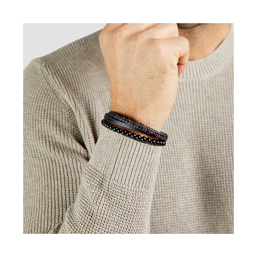 Au poignet d'un homme, un bracelet s.Oliver en cuir tressé et perles d'onyx noir brillant.