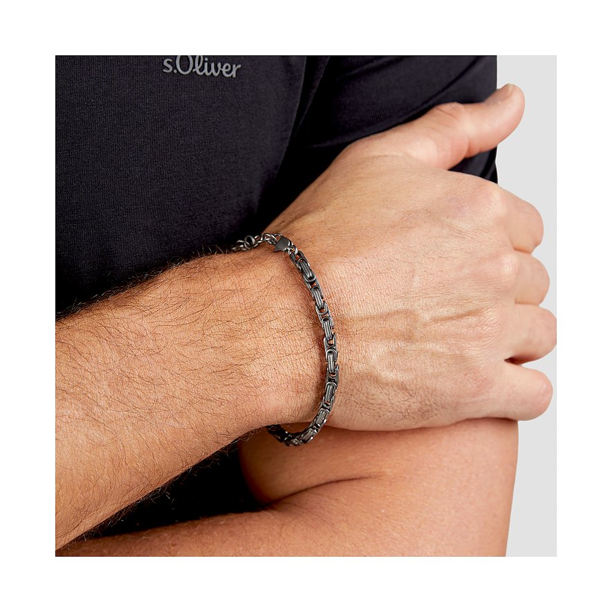Bracciale s.Oliver re in acciaio inox antracite indossato al polso di un uomo con chiusura a moschettone lucida.