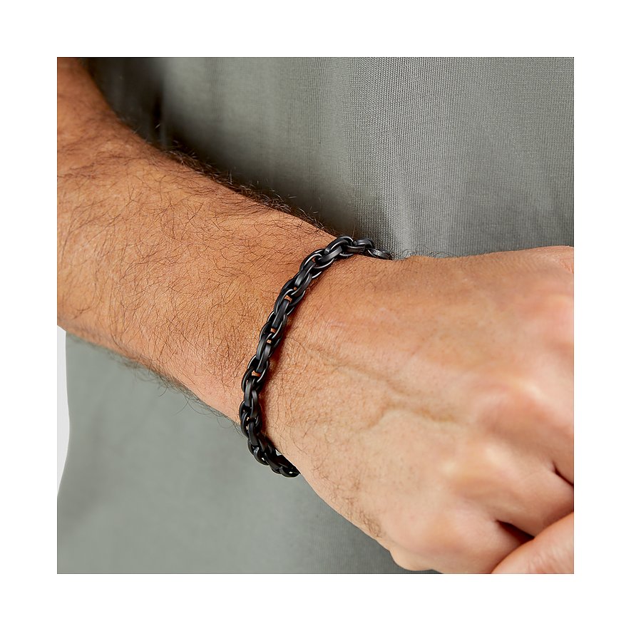Am Handgelenk eines Mannes ein schwarzes s.Oliver Edelstahl-Armband mit Kettengliedern, aufgenommen leicht von oben.