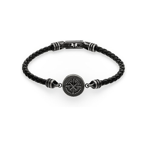 s.Oliver Armschmuck aus geflochtenem schwarzem Leder mit einem runden Edelstahl-Anhänger, der eine Kompassrose zeigt.