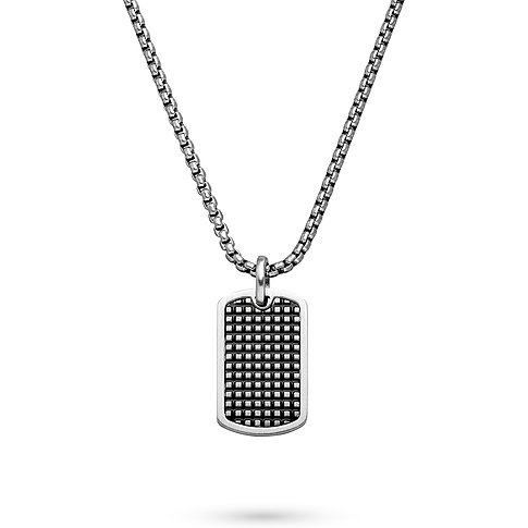 s.Oliver halskæde i rustfrit stål med graveret dog tag-lignende vedhæng, der har et sort gittermønster.