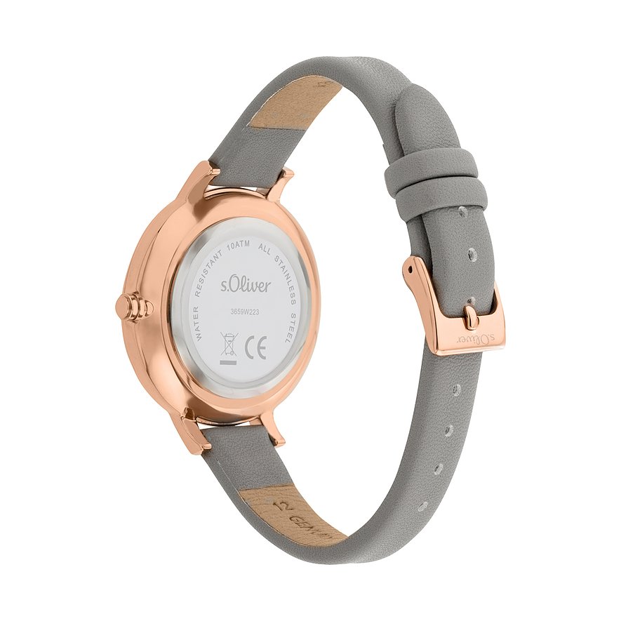 Vue arrière d'une montre femme s.Oliver en métal, boîtier or rose et bracelet cuir gris, présentée courbée.