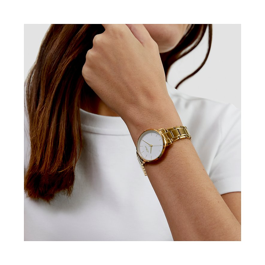 Un orologio da donna s.Oliver con cinturino in metallo dorato e quadrante bianco è indossato al polso sinistro.
