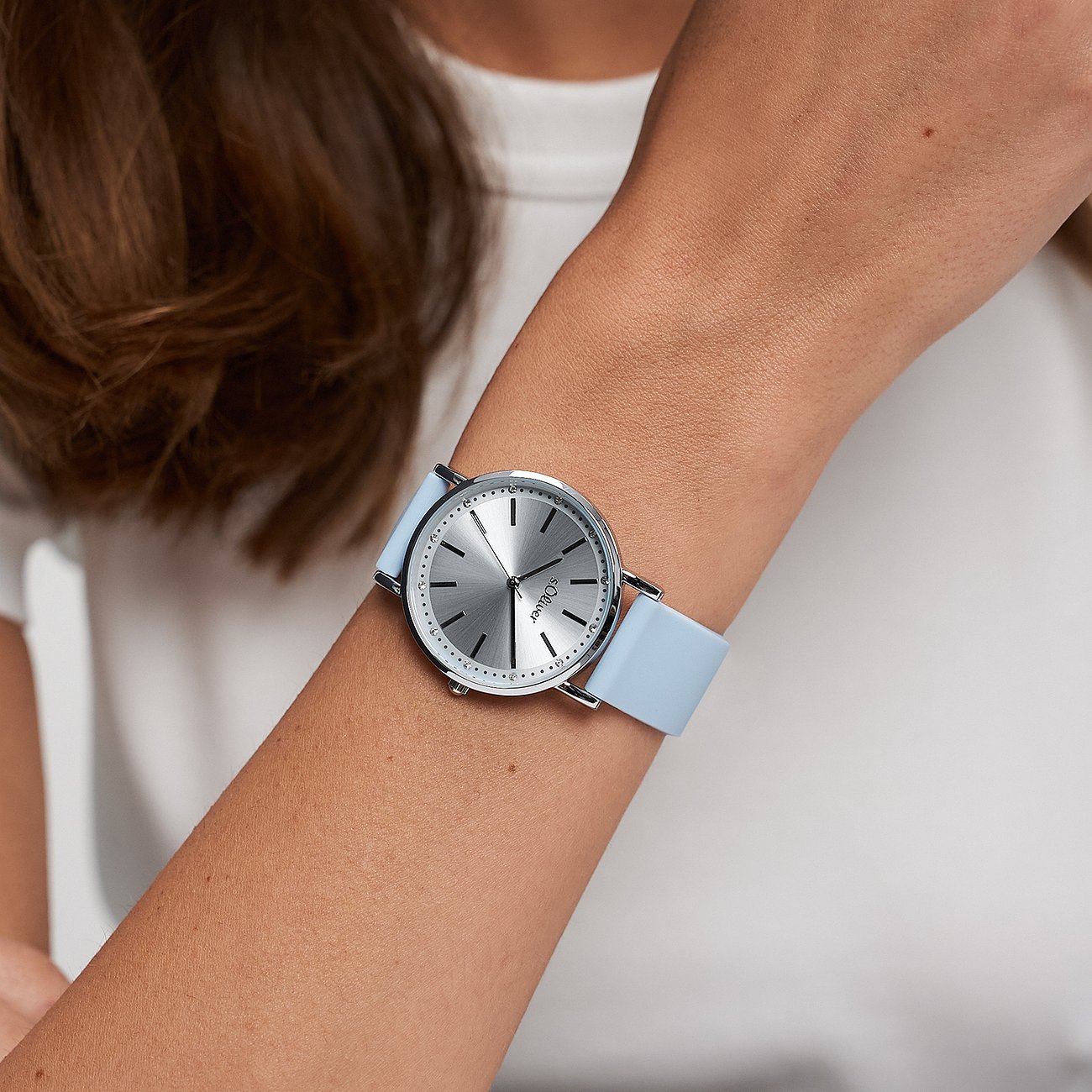 Montre-bracelet s.Oliver pour femme en métal, bracelet et cadran bleu clair ornés de pierres de zircone.