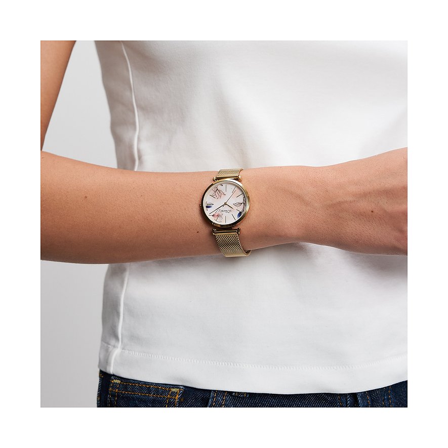 Une montre femme s.Oliver en métal doré avec un cadran clair et des accents floraux au poignet.