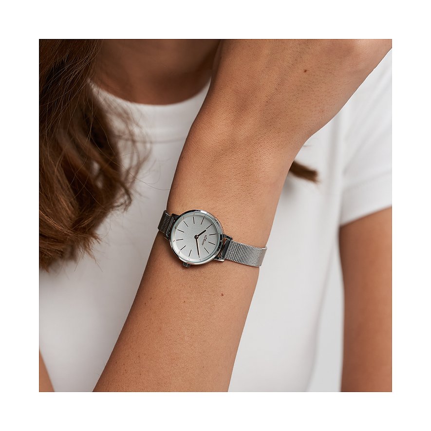 Un orologio da donna s.Oliver in metallo color argento al polso di una persona con una maglietta bianca.