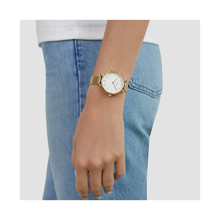 s.Oliver damklocka, buren på handleden, i guldfärgad metall med vit urtavla och fint mesharmband.