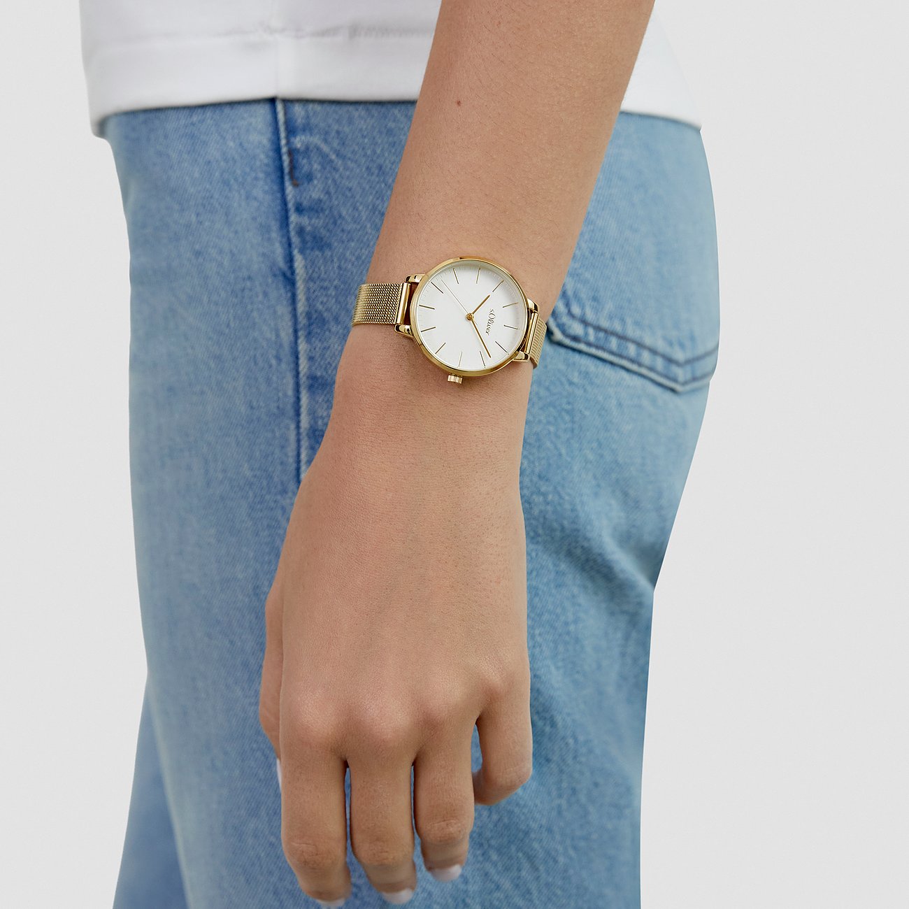 s.Oliver damklocka, buren på handleden, i guldfärgad metall med vit urtavla och fint mesharmband.