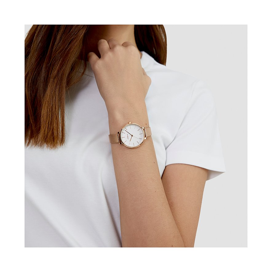 Gros plan d'une montre femme s.Oliver en métal doré rose avec cadran blanc au poignet sur fond blanc.