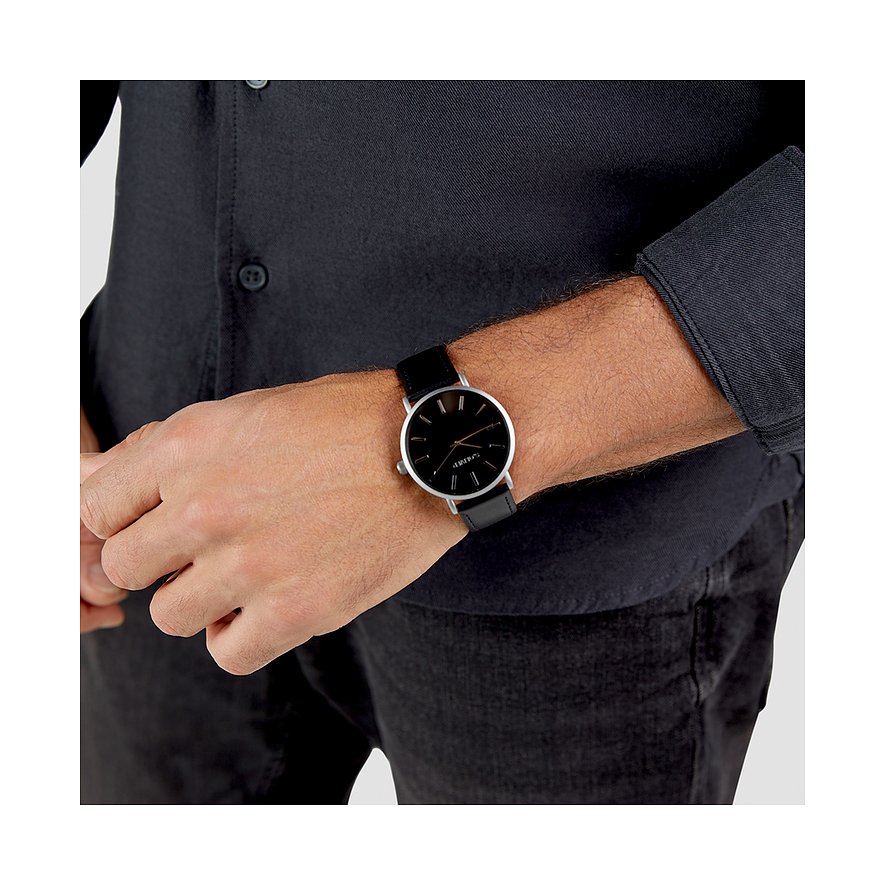 Nahaufnahme der s.Oliver Herrenuhr aus Metall mit schwarzem Lederband an einem Männerhandgelenk.