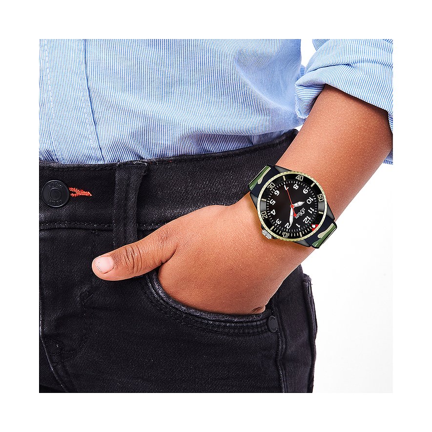 Montre enfant/junior s.Oliver à cadran noir sur poignet d'enfant. Bracelet plastique vert-noir à motifs.