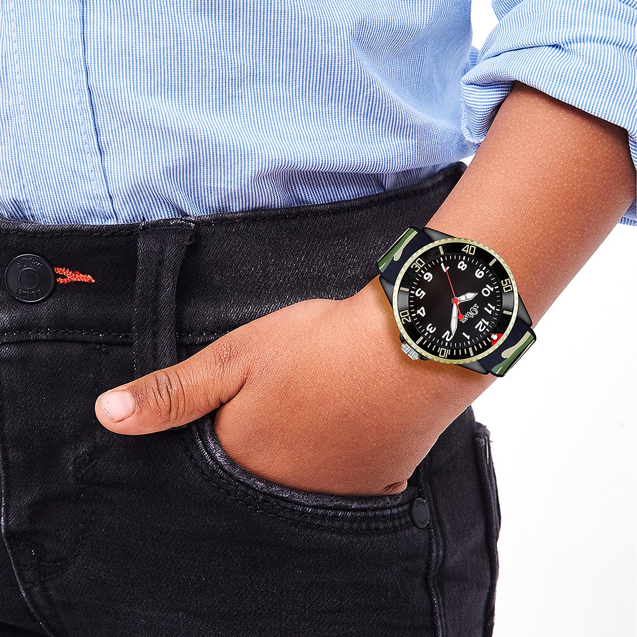 Montre enfant/junior s.Oliver à cadran noir sur poignet d'enfant. Bracelet plastique vert-noir à motifs.