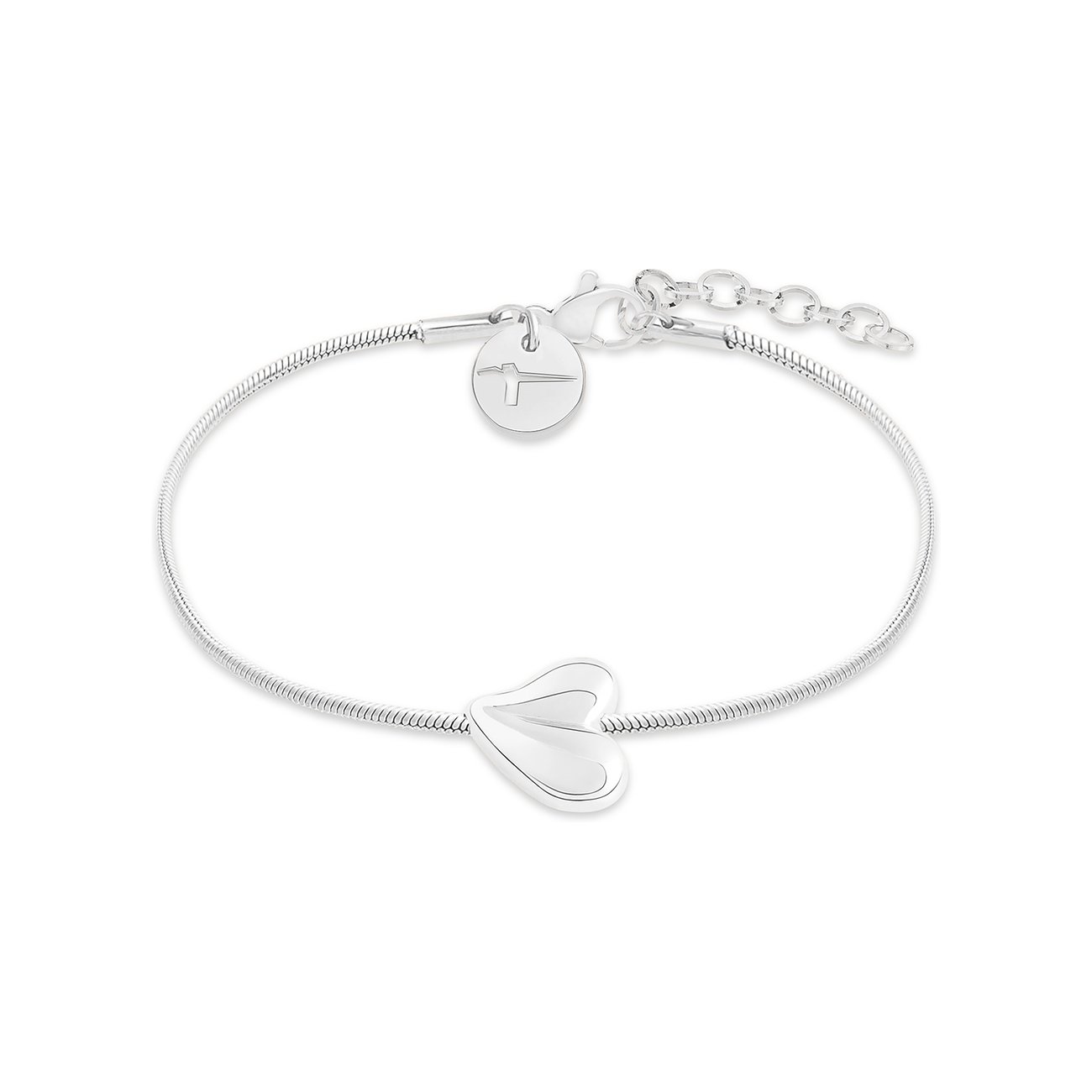 Nahaufnahme eines silbernen Tamaris Armbands aus Edelstahl mit einem glänzenden Herzanhänger und kleinem Markenplättchen.