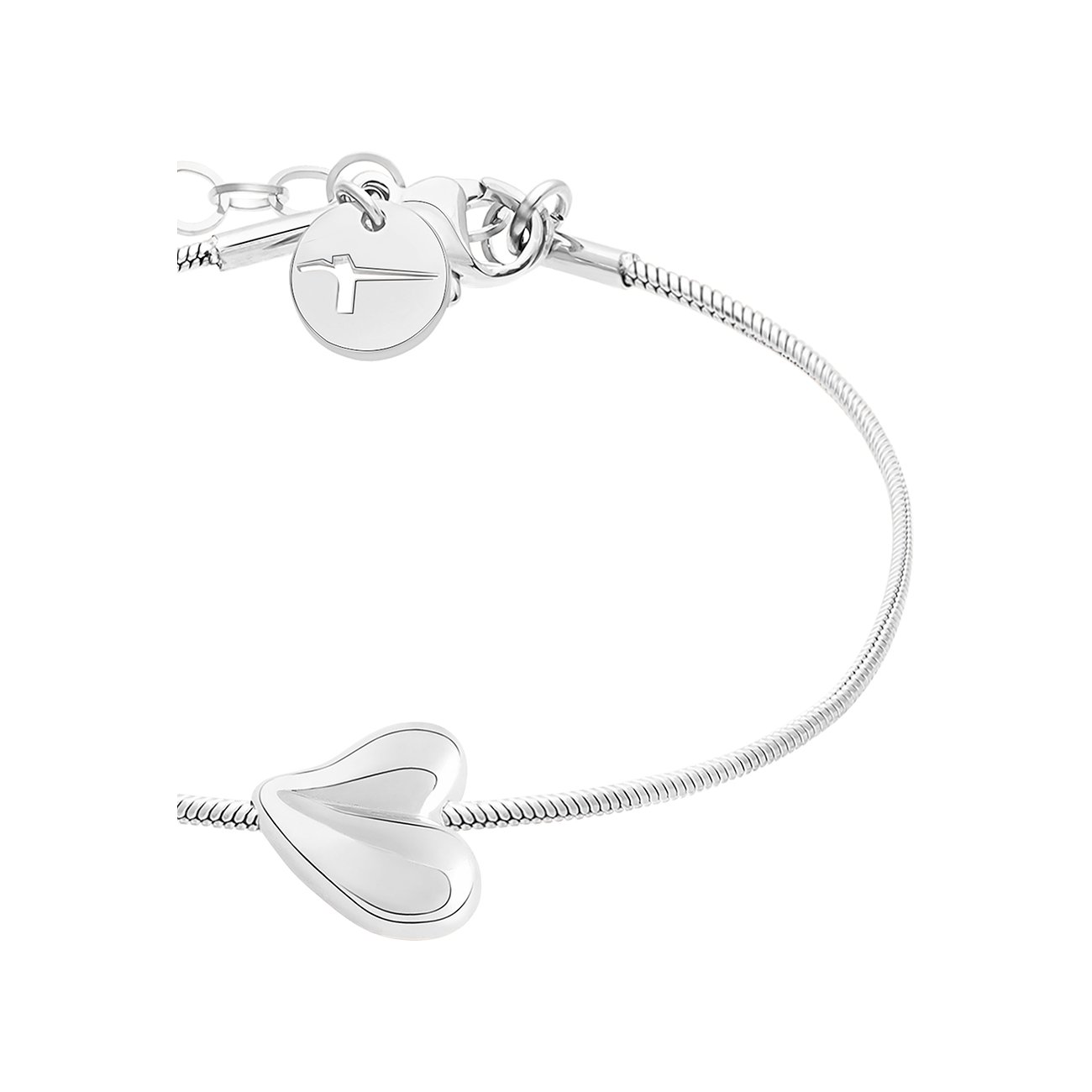 Nahaufnahme eines silbernen Tamaris Edelstahl Armbandes mit einer Herzperle und einem runden Tamaris Logoanhänger.