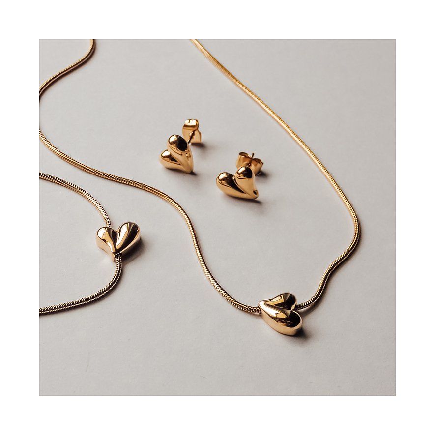 Die Tamaris Armschmuck-Set aus vergoldetem Edelstahl umfasst eine Kette, ein Armband und Ohrstecker mit Herzmotiven.