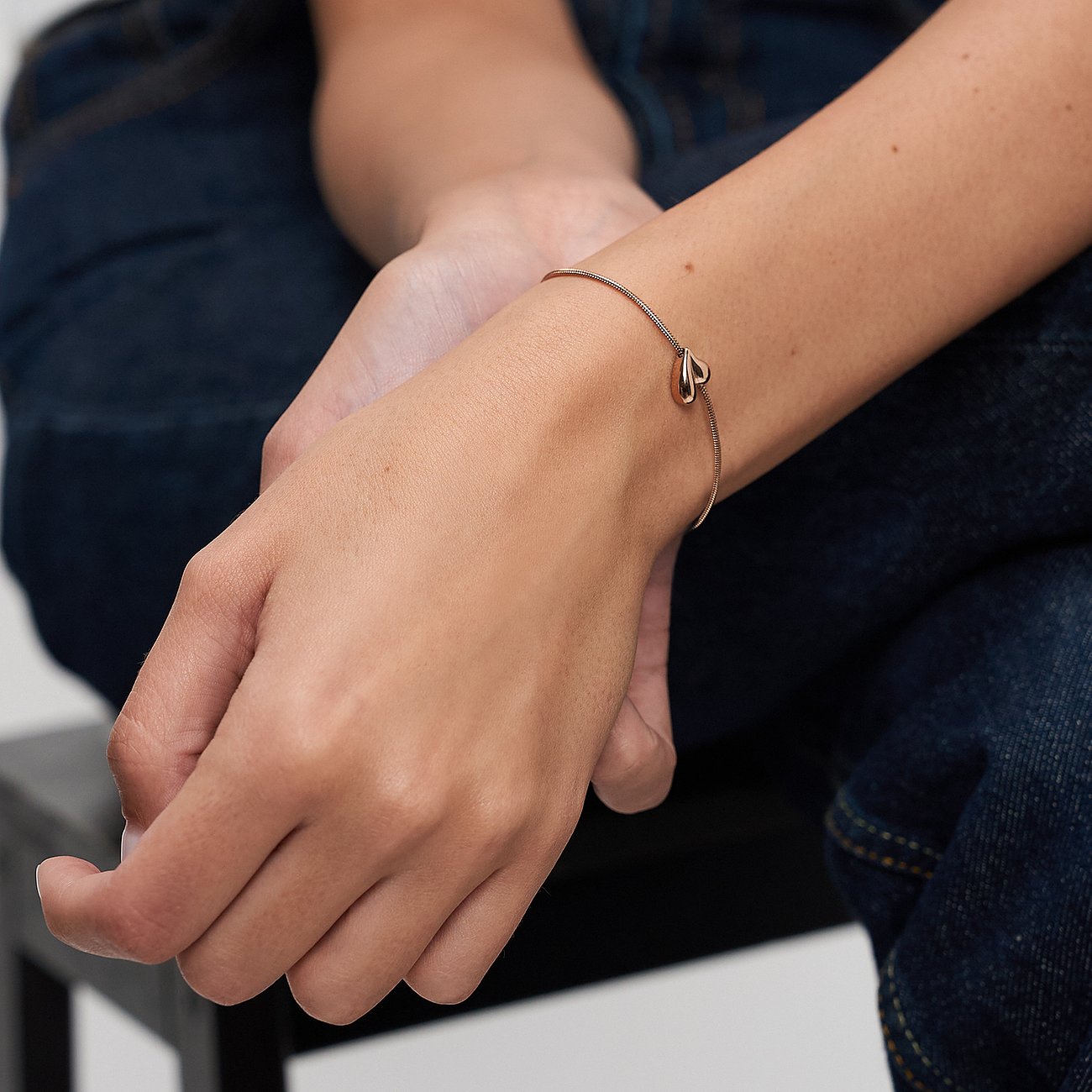 Tamaris armbandsur i roséguldfärgat rostfritt stål med hjärtformade detaljer, bärs på handleden.