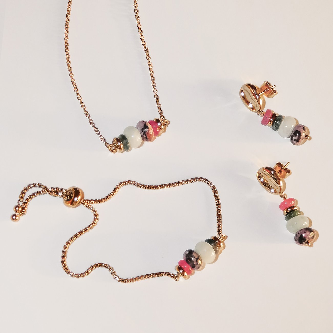 Set Tamaris : collier, bracelet, boucles d'oreilles en acier inoxydable doré rose avec aventurines colorées.