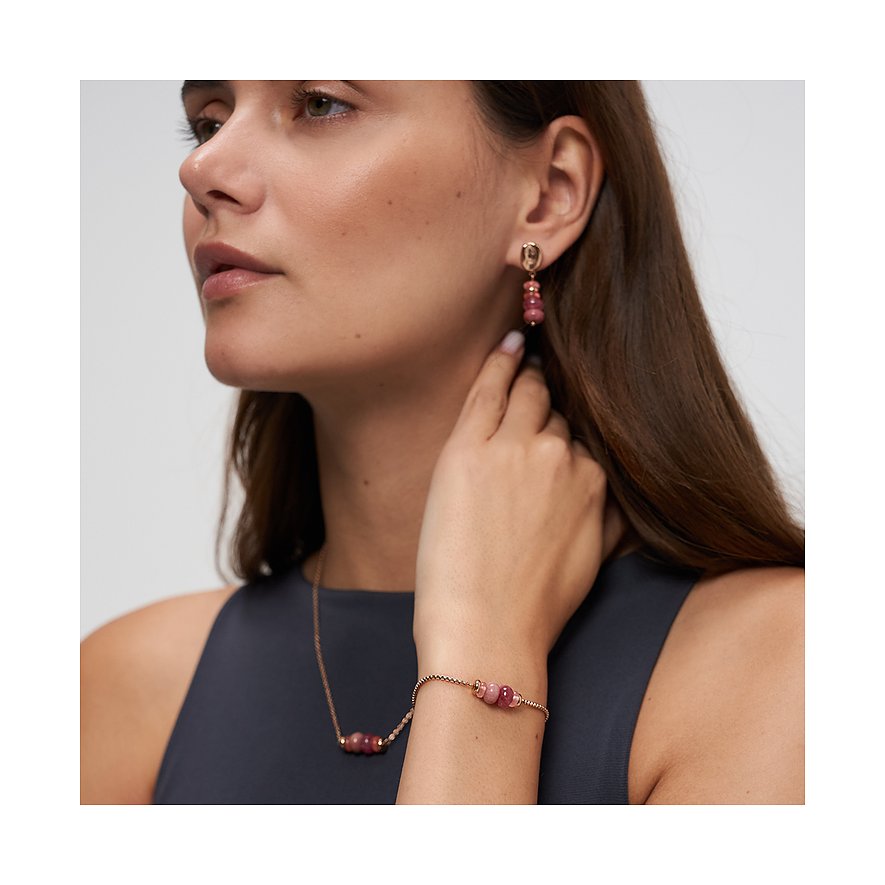 Nahaufnahme eines Models, das ein Tamaris Armband und eine passende Halskette aus Edelstahl mit Rhodinit-Farbsteinen trägt.