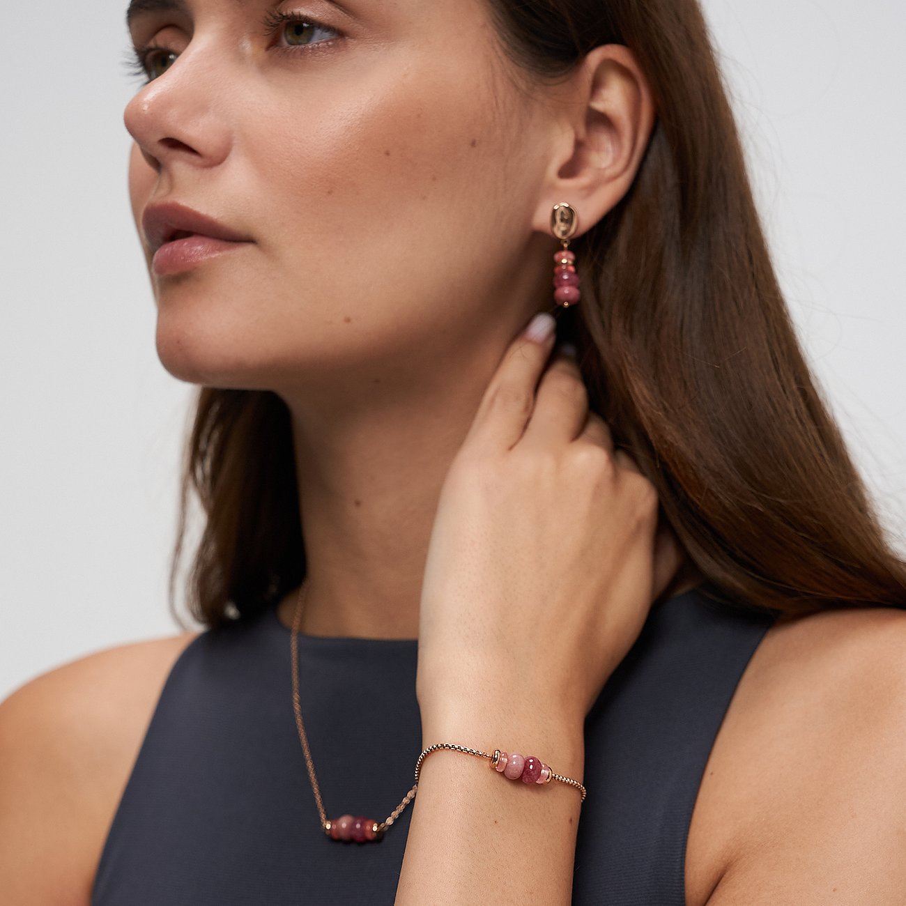 Nahaufnahme eines Models, das ein Tamaris Armband und eine passende Halskette aus Edelstahl mit Rhodinit-Farbsteinen trägt.