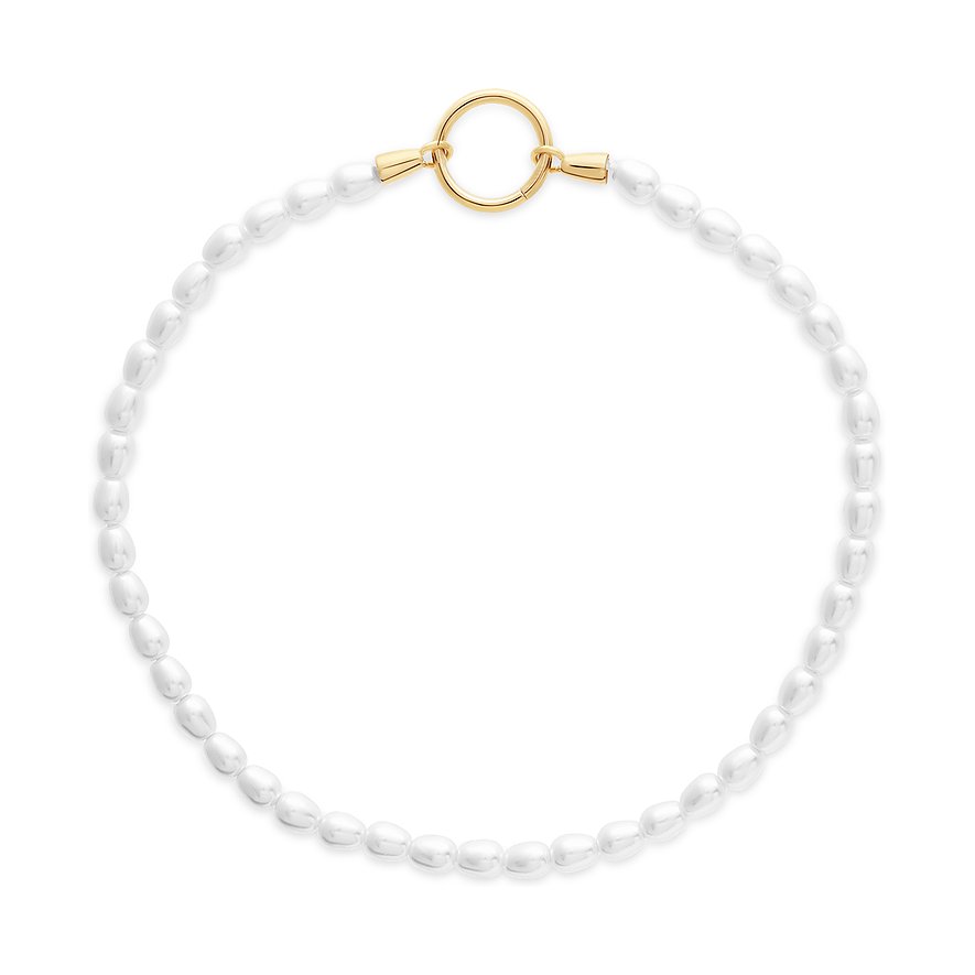 Primo piano di una collana di perle Tamaris in acciaio inox con chiusura dorata e piccole perle bianche.