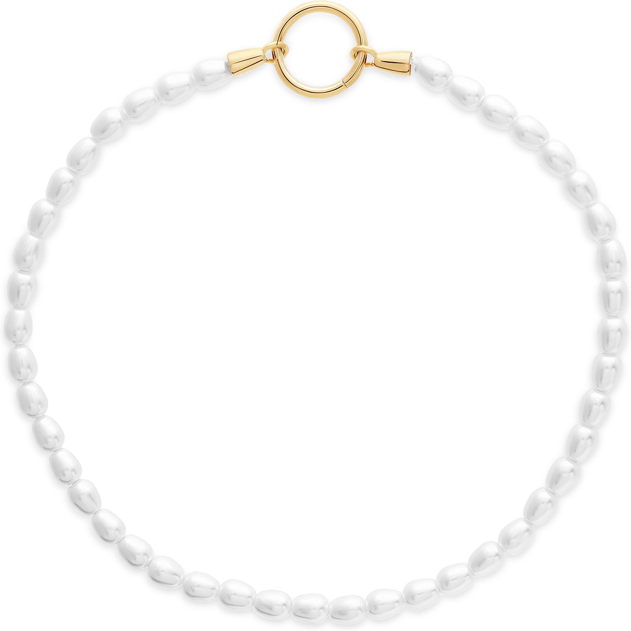 Primo piano di una collana di perle Tamaris in acciaio inox con chiusura dorata e piccole perle bianche.