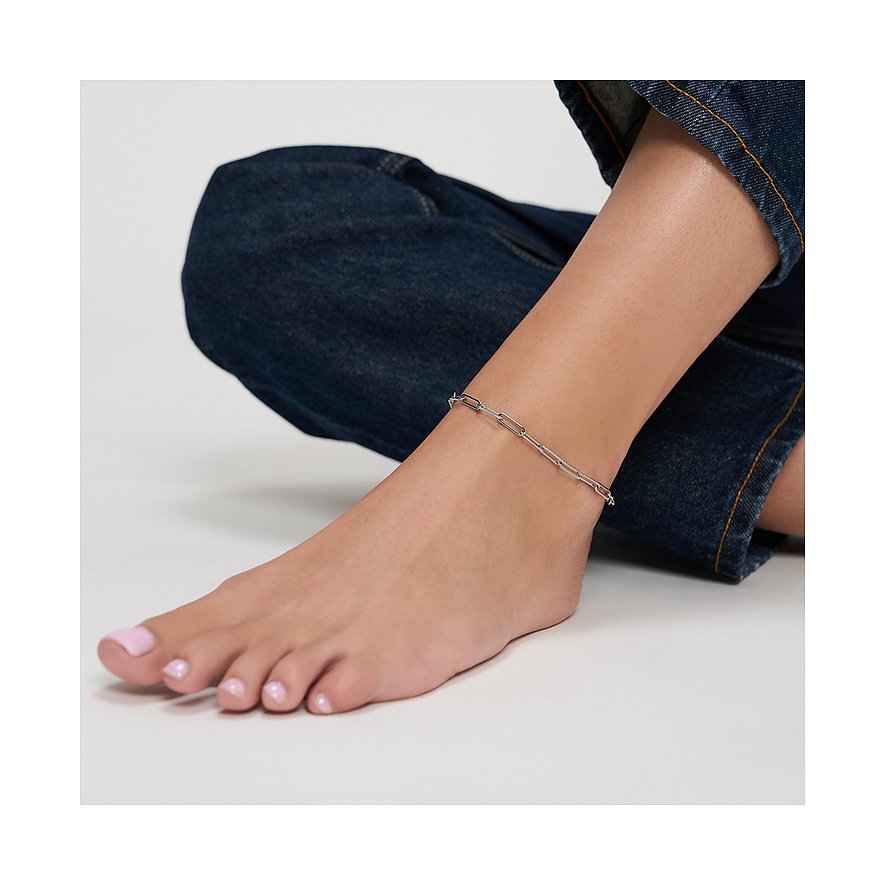 Cavigliera Tamaris indossata da una modella, in acciaio inox color argento con maglie allungate connesse.