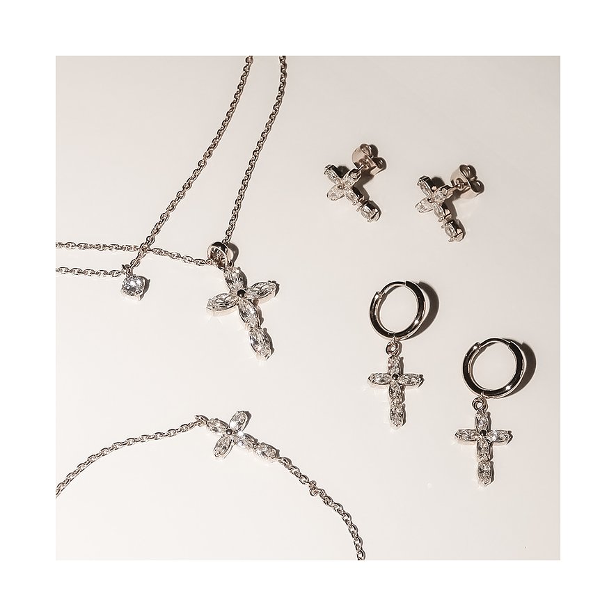 Eine Nahaufnahme eines silbernen Tamaris Schmucksets aus Edelstahl mit Kreuzanhängern und Zirkonia Farbsteinen.