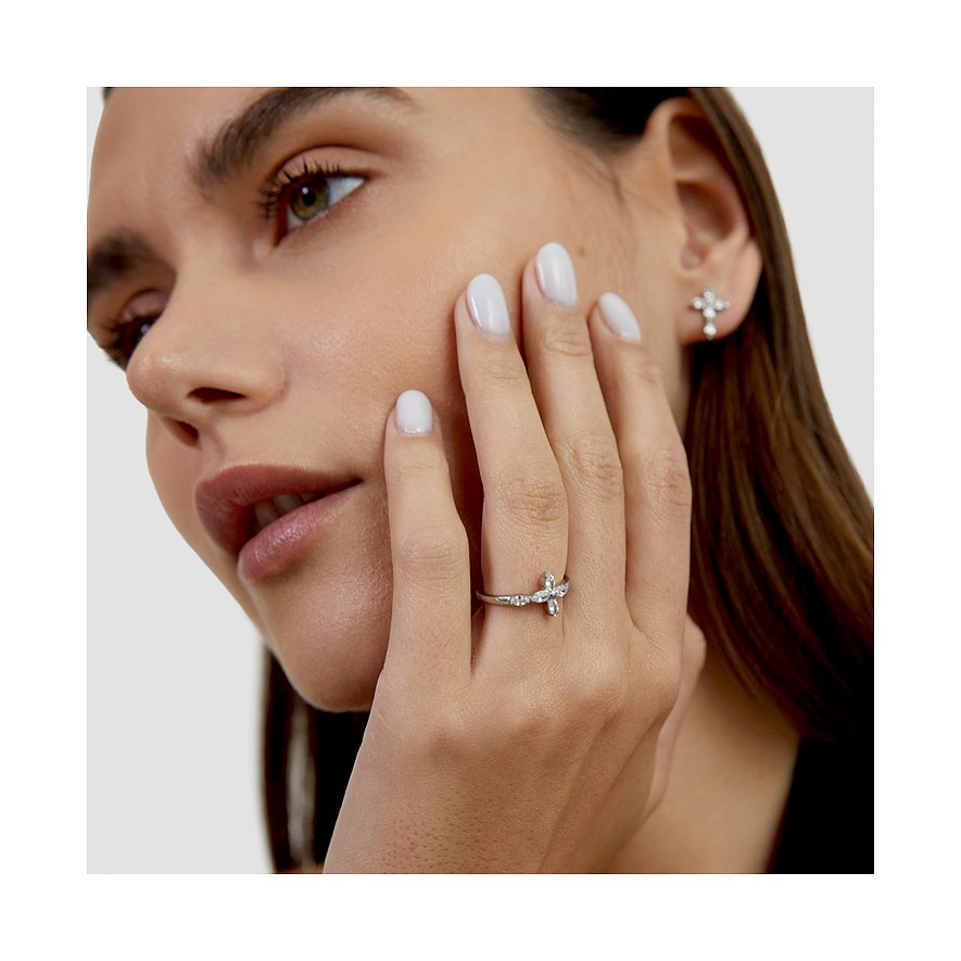 Nahaufnahme einer Frau, die am Finger einen Tamaris Ring aus Edelstahl mit Zirkonia-Farbsteinen trägt.