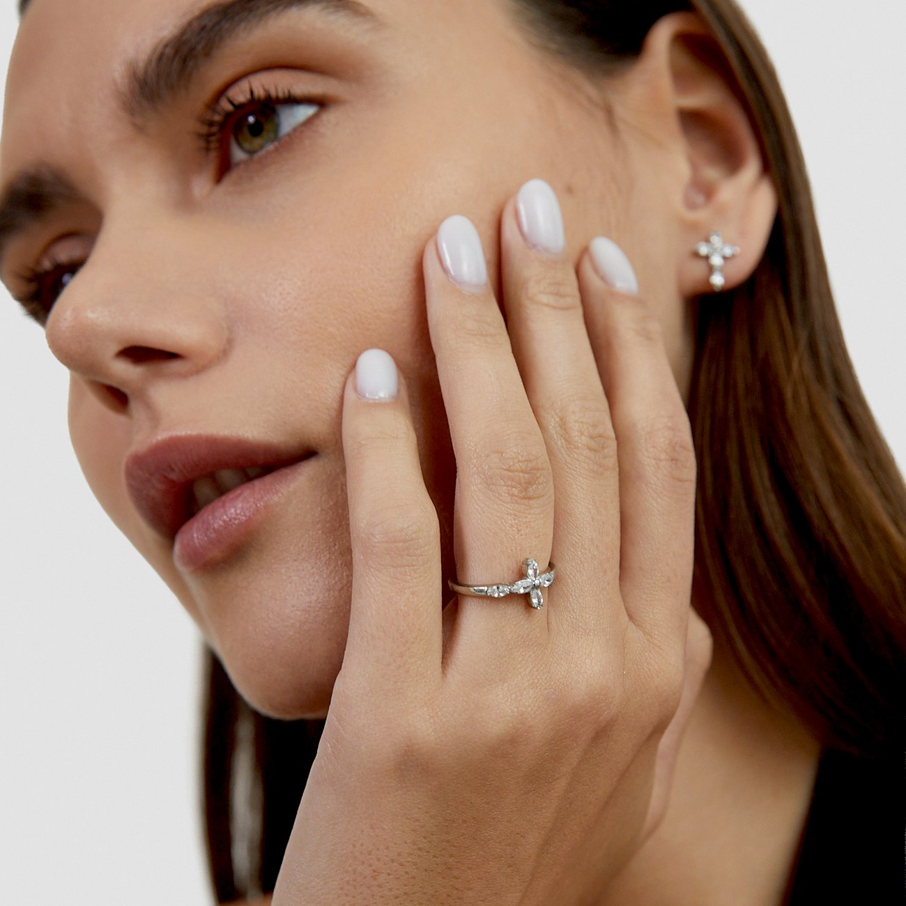 Nahaufnahme einer Frau, die am Finger einen Tamaris Ring aus Edelstahl mit Zirkonia-Farbsteinen trägt.