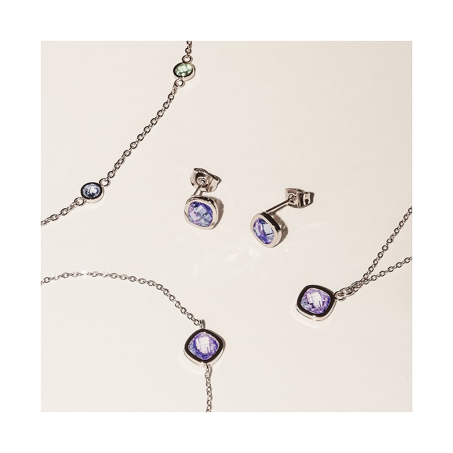 Gros plan d'un collier et de boucles d'oreilles Tamaris en acier inoxydable avec des zircons violets.
